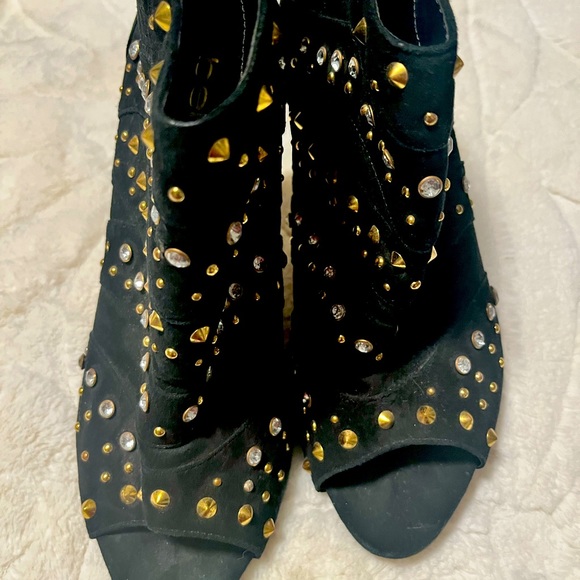 Suede with gold decals one missing used worn very comfortable and stylish - Picture 2 of 4